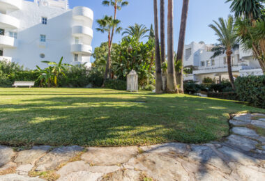 Imponujące trzy sypialnie, na południe do dwupoziomowego penthouse w dobrze znanej i strzeżonej społeczności Marbella Real