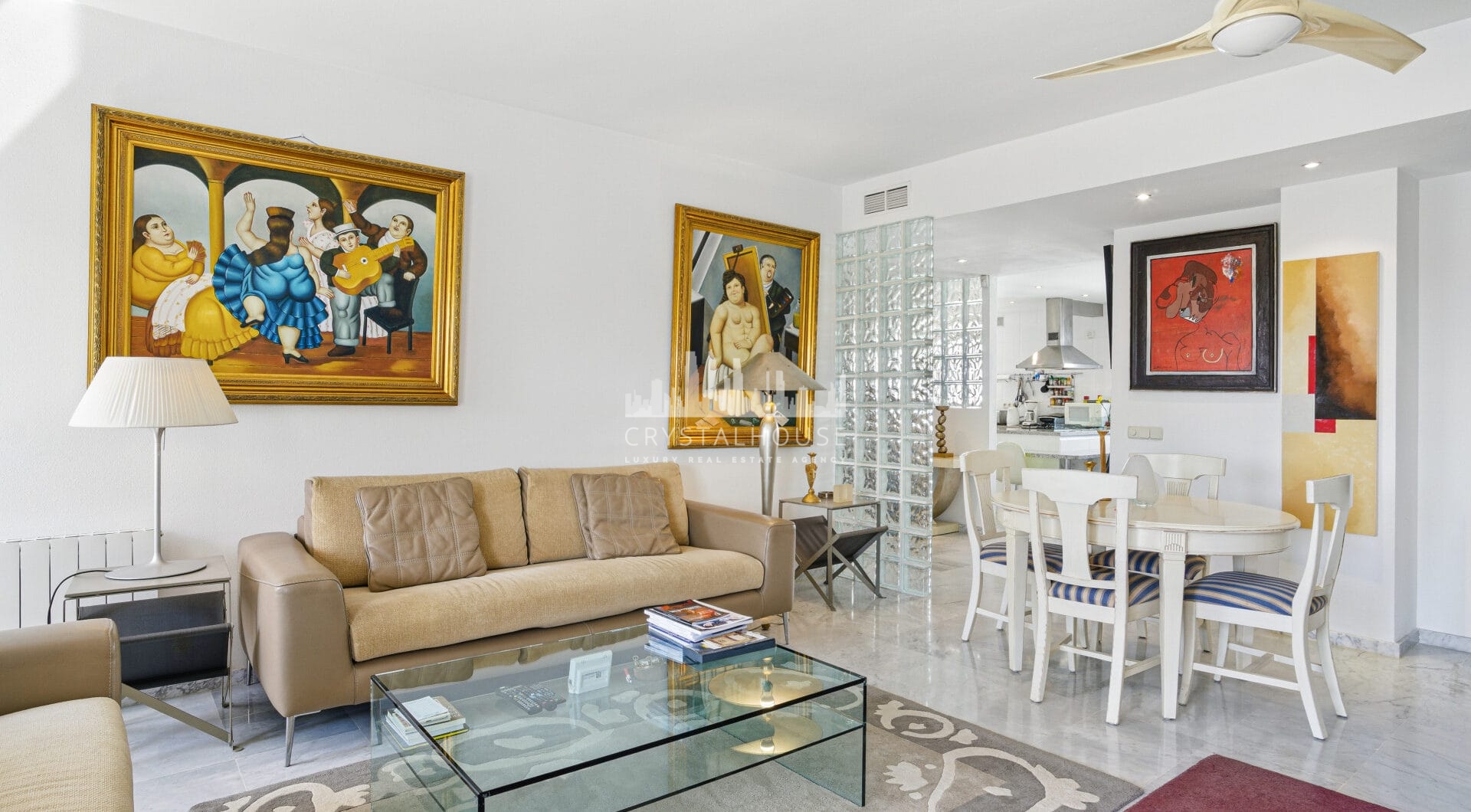 Imponujące trzy sypialnie, na południe do dwupoziomowego penthouse w dobrze znanej i strzeżonej społeczności Marbella Real