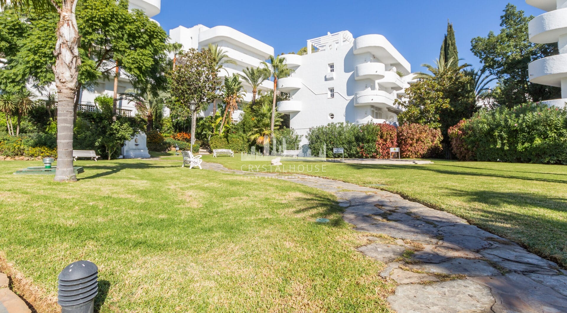 Imponujące trzy sypialnie, na południe do dwupoziomowego penthouse w dobrze znanej i strzeżonej społeczności Marbella Real