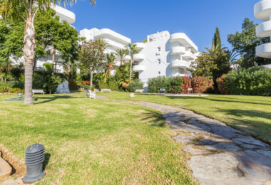 Imponujące trzy sypialnie, na południe do dwupoziomowego penthouse w dobrze znanej i strzeżonej społeczności Marbella Real