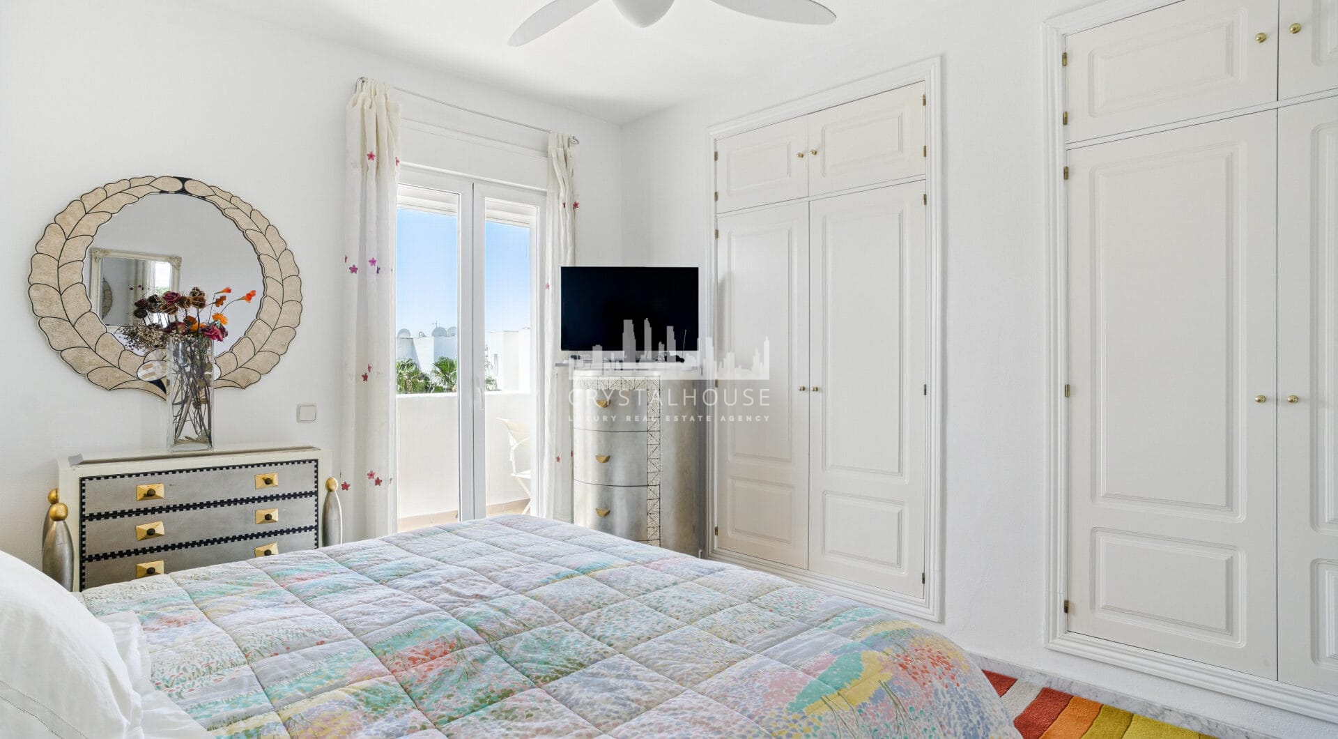 Imponujące trzy sypialnie, na południe do dwupoziomowego penthouse w dobrze znanej i strzeżonej społeczności Marbella Real