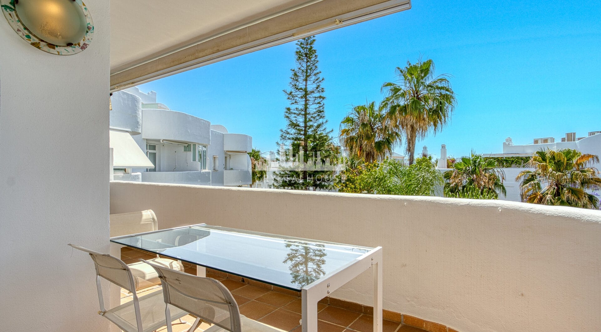 Imponujące trzy sypialnie, na południe do dwupoziomowego penthouse w dobrze znanej i strzeżonej społeczności Marbella Real