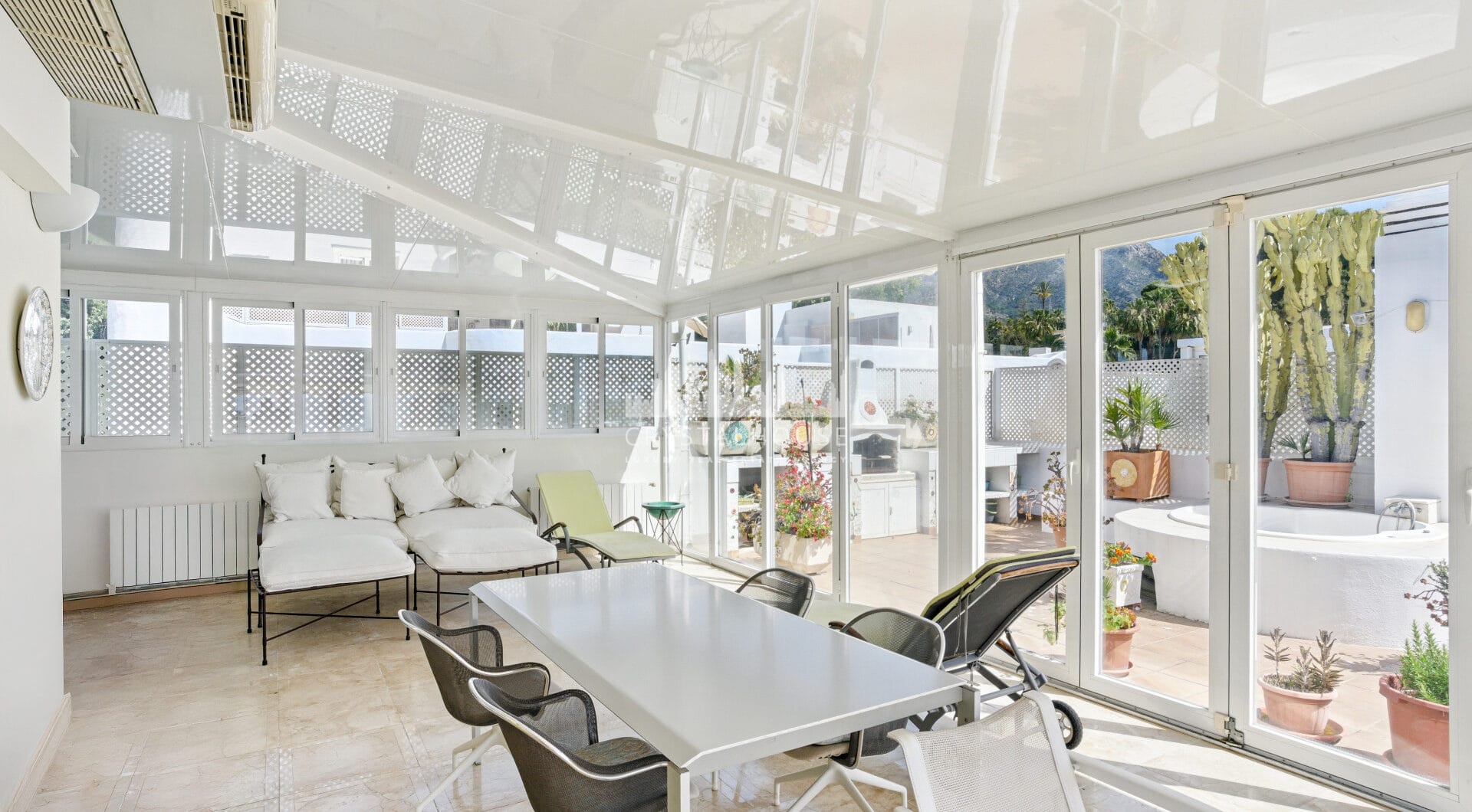 Imponujące trzy sypialnie, na południe do dwupoziomowego penthouse w dobrze znanej i strzeżonej społeczności Marbella Real