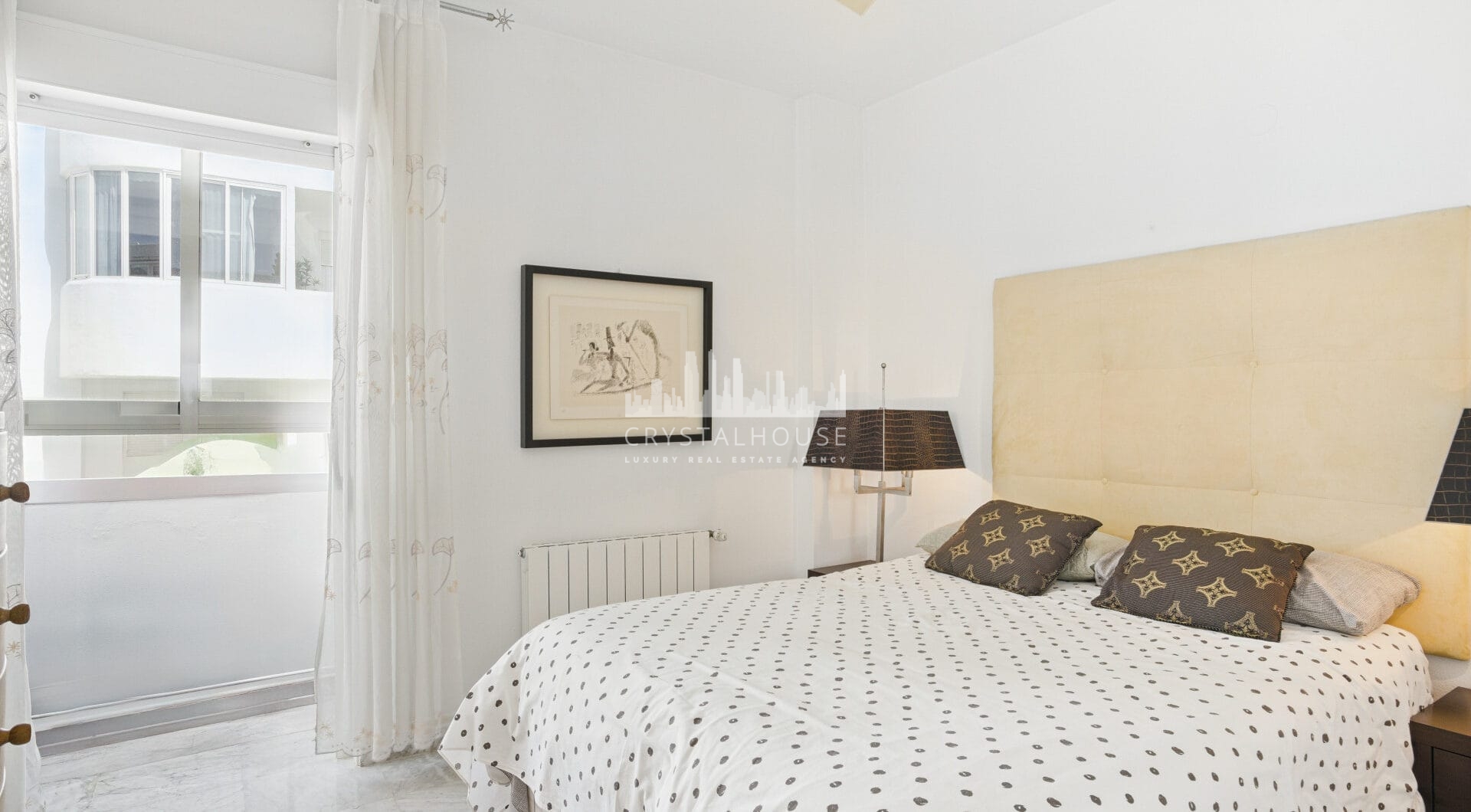Imponujące trzy sypialnie, na południe do dwupoziomowego penthouse w dobrze znanej i strzeżonej społeczności Marbella Real