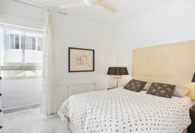 Imponujące trzy sypialnie, na południe do dwupoziomowego penthouse w dobrze znanej i strzeżonej społeczności Marbella Real