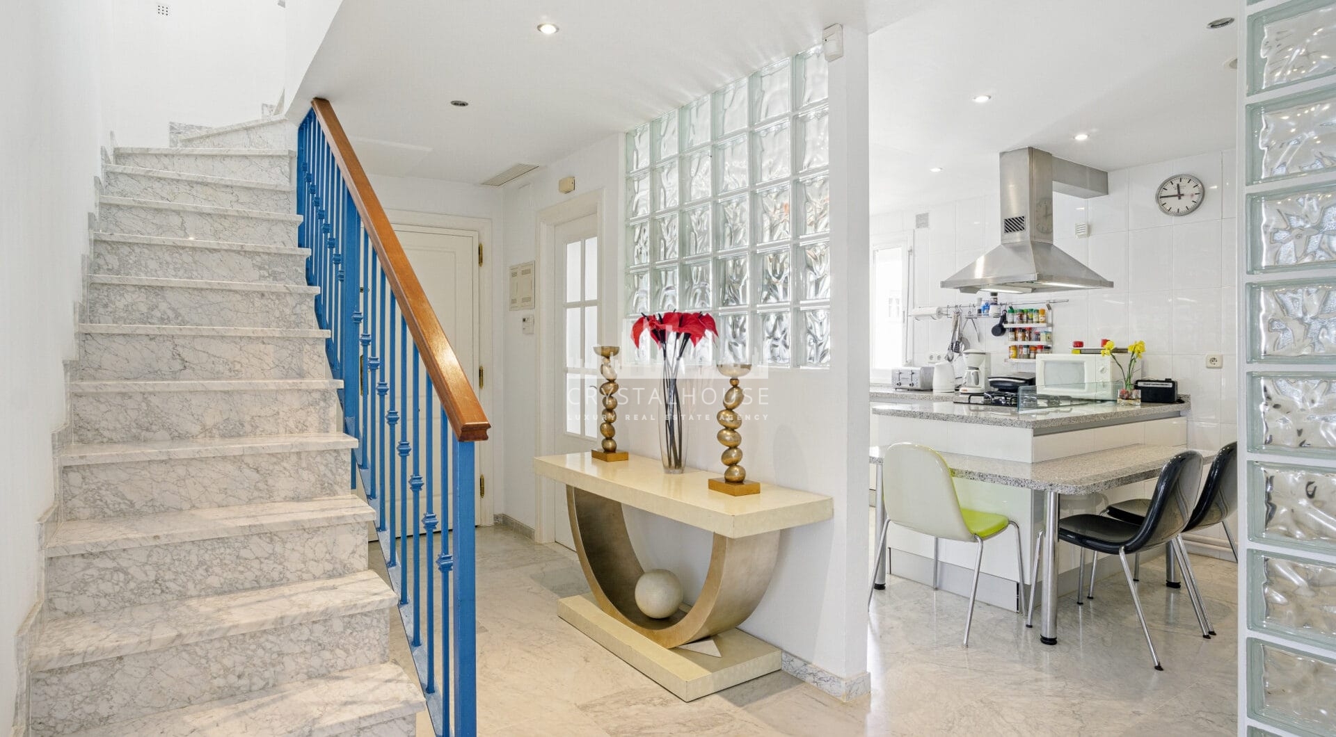 Imponujące trzy sypialnie, na południe do dwupoziomowego penthouse w dobrze znanej i strzeżonej społeczności Marbella Real