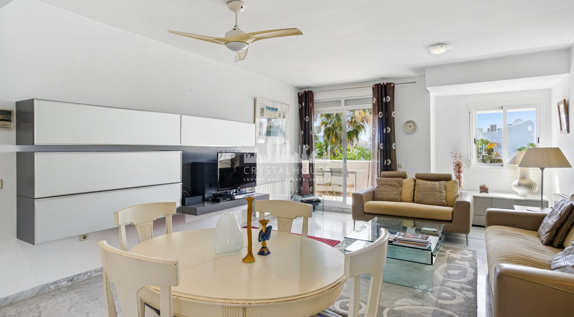 Imponujące trzy sypialnie, na południe do dwupoziomowego penthouse w dobrze znanej i strzeżonej społeczności Marbella Real