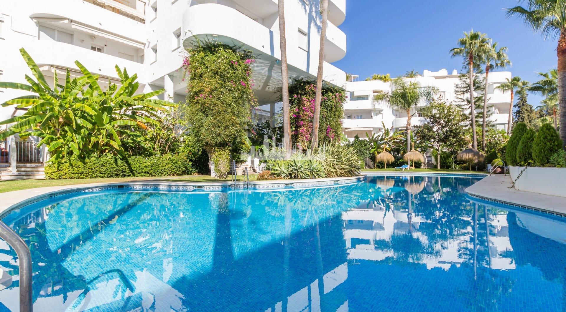 Imponujące trzy sypialnie, na południe do dwupoziomowego penthouse w dobrze znanej i strzeżonej społeczności Marbella Real