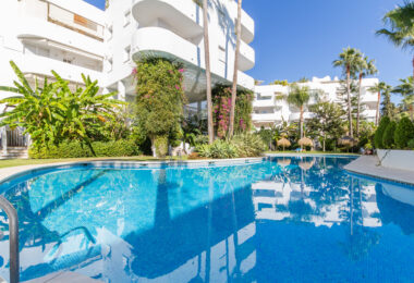 Imponujące trzy sypialnie, na południe do dwupoziomowego penthouse w dobrze znanej i strzeżonej społeczności Marbella Real