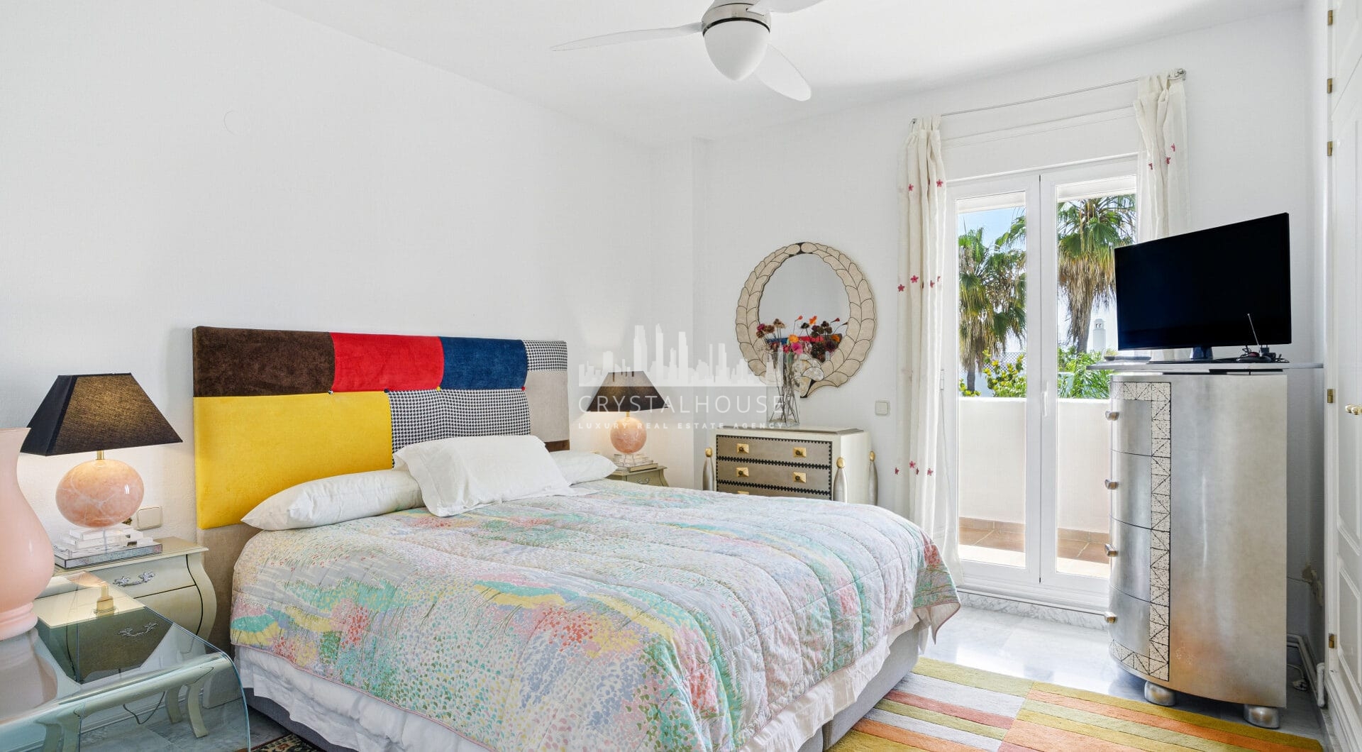 Imponujące trzy sypialnie, na południe do dwupoziomowego penthouse w dobrze znanej i strzeżonej społeczności Marbella Real