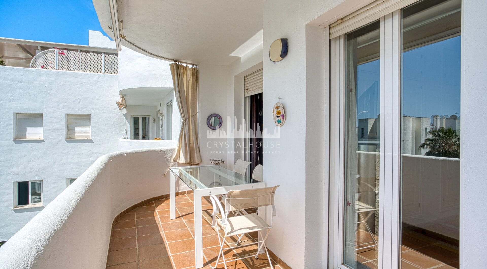 Imponujące trzy sypialnie, na południe do dwupoziomowego penthouse w dobrze znanej i strzeżonej społeczności Marbella Real