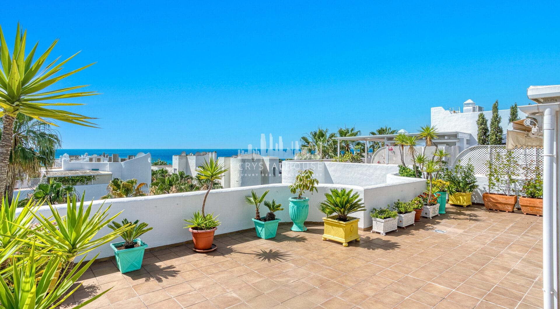 Imponujące trzy sypialnie, na południe do dwupoziomowego penthouse w dobrze znanej i strzeżonej społeczności Marbella Real