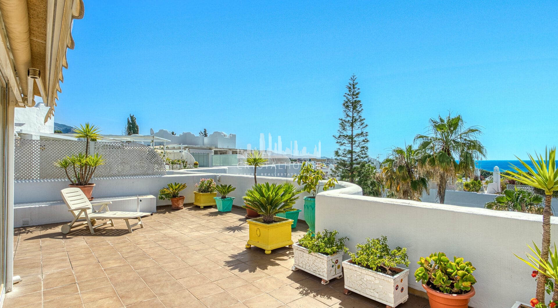 Imponujące trzy sypialnie, na południe do dwupoziomowego penthouse w dobrze znanej i strzeżonej społeczności Marbella Real