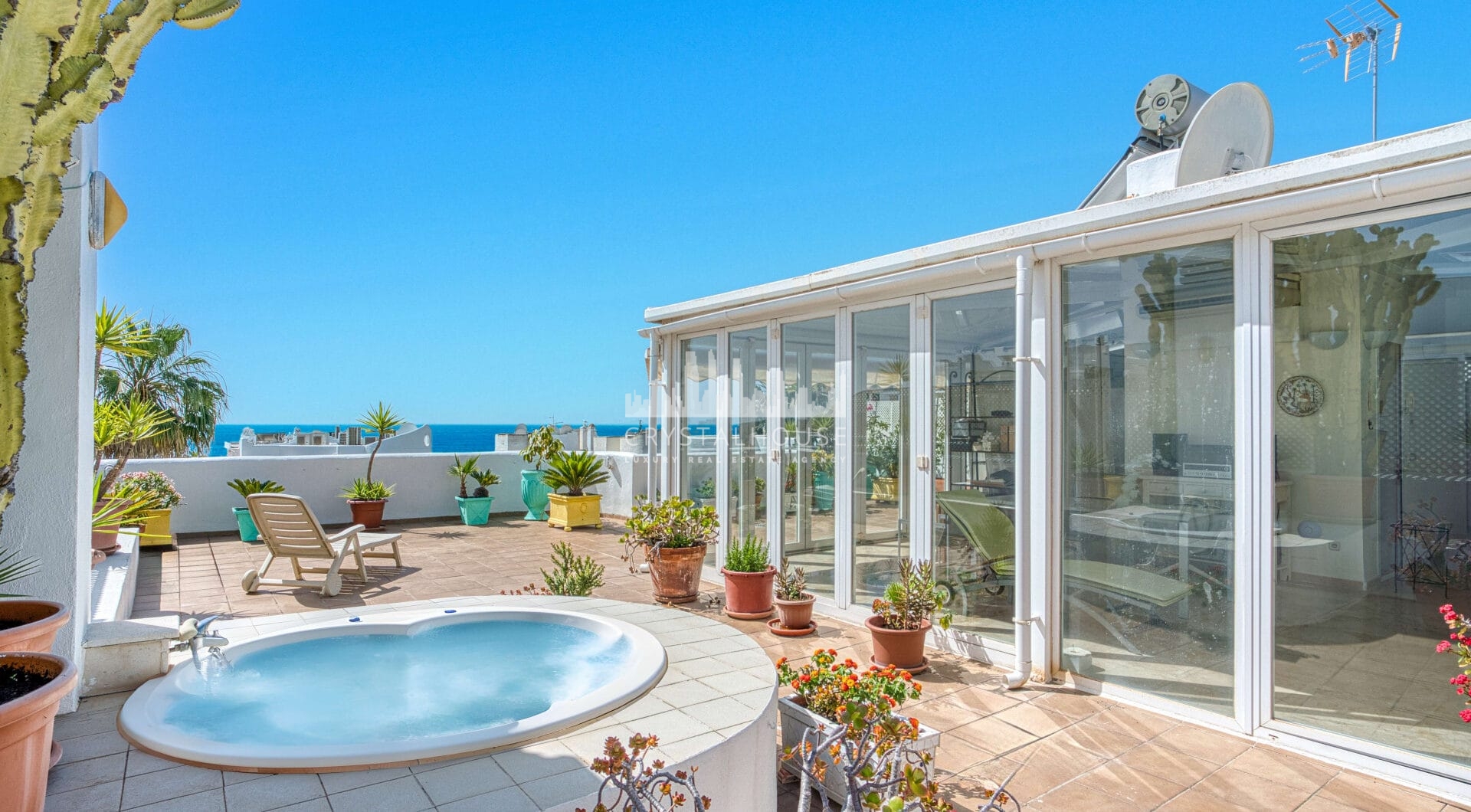 Imponujące trzy sypialnie, na południe do dwupoziomowego penthouse w dobrze znanej i strzeżonej społeczności Marbella Real