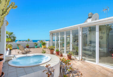 Imponujące trzy sypialnie, na południe do dwupoziomowego penthouse w dobrze znanej i strzeżonej społeczności Marbella Real