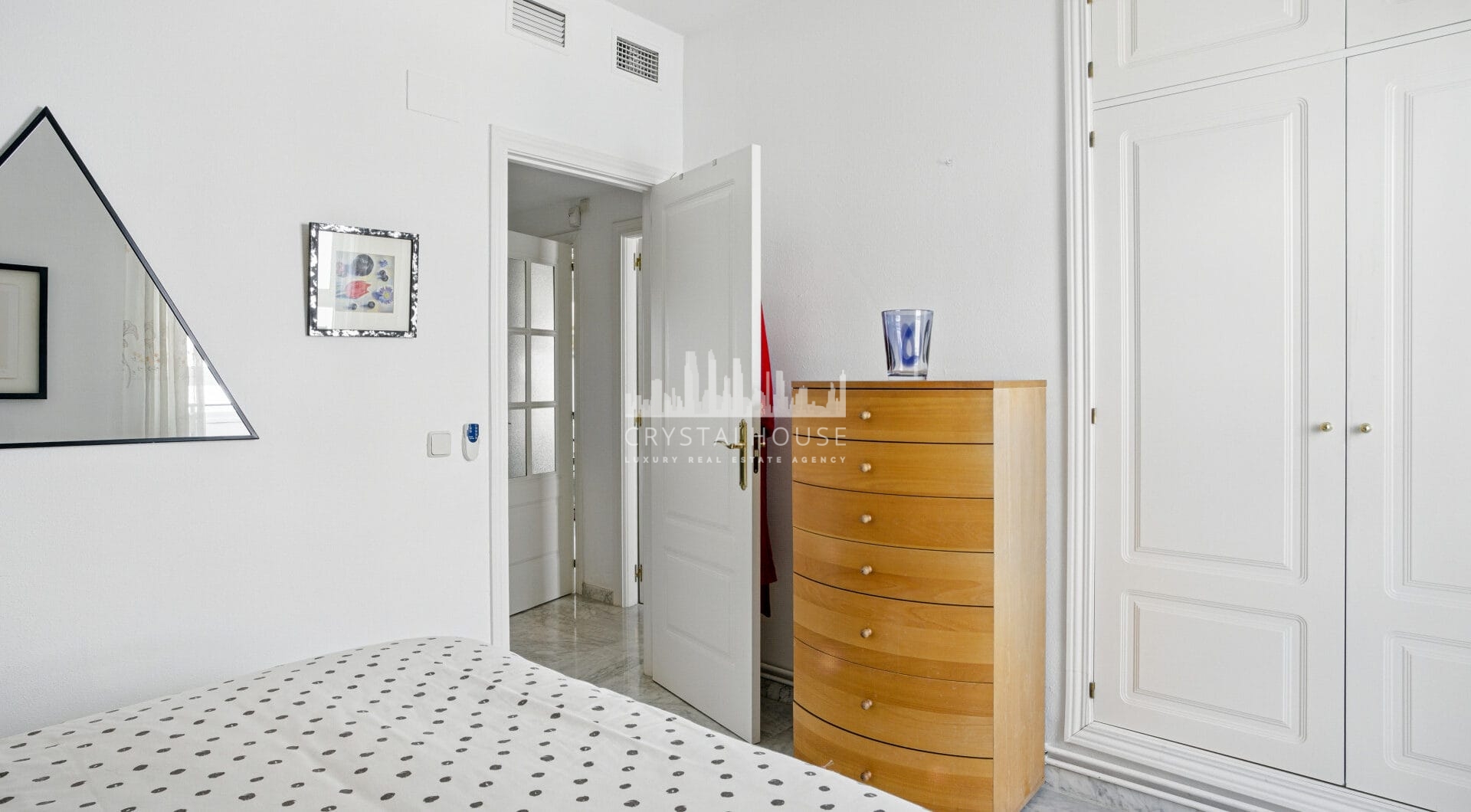Imponujące trzy sypialnie, na południe do dwupoziomowego penthouse w dobrze znanej i strzeżonej społeczności Marbella Real
