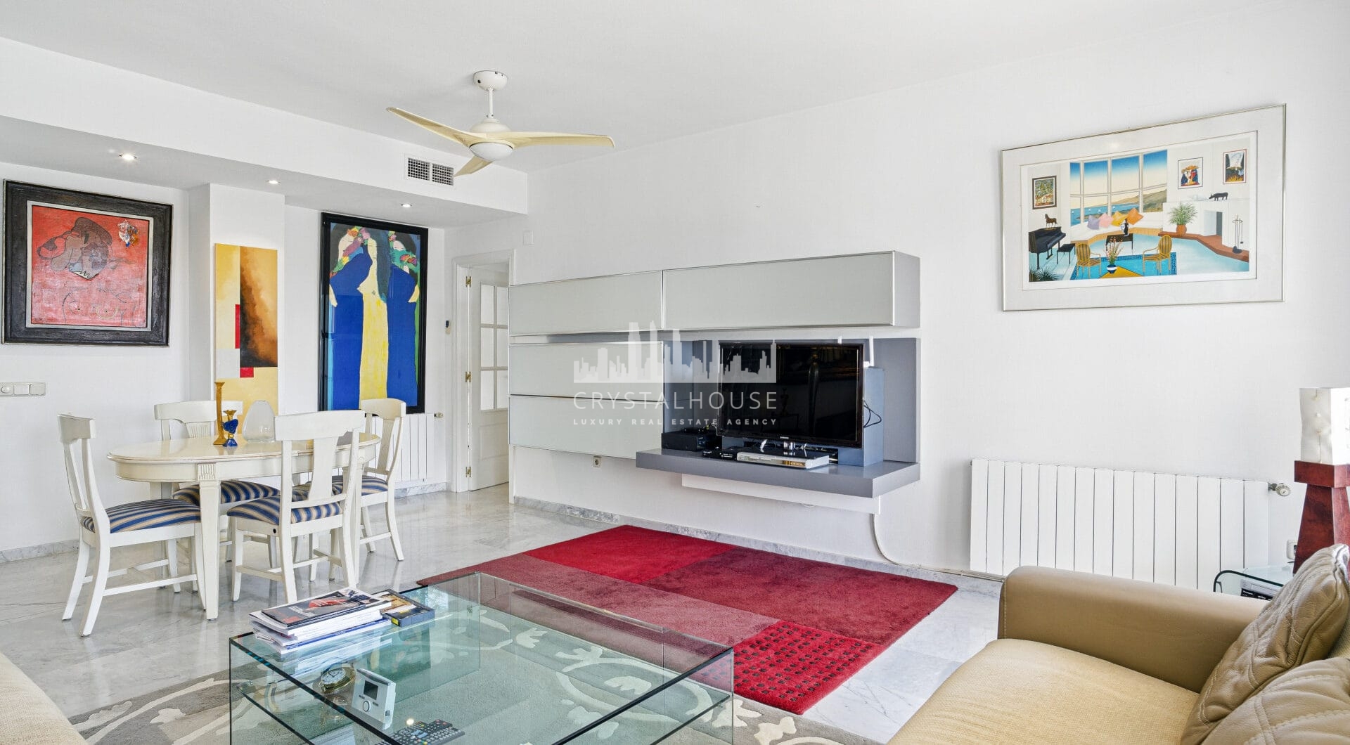 Imponujące trzy sypialnie, na południe do dwupoziomowego penthouse w dobrze znanej i strzeżonej społeczności Marbella Real