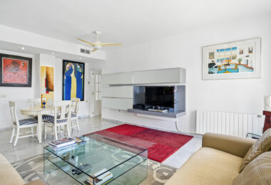 Imponujące trzy sypialnie, na południe do dwupoziomowego penthouse w dobrze znanej i strzeżonej społeczności Marbella Real