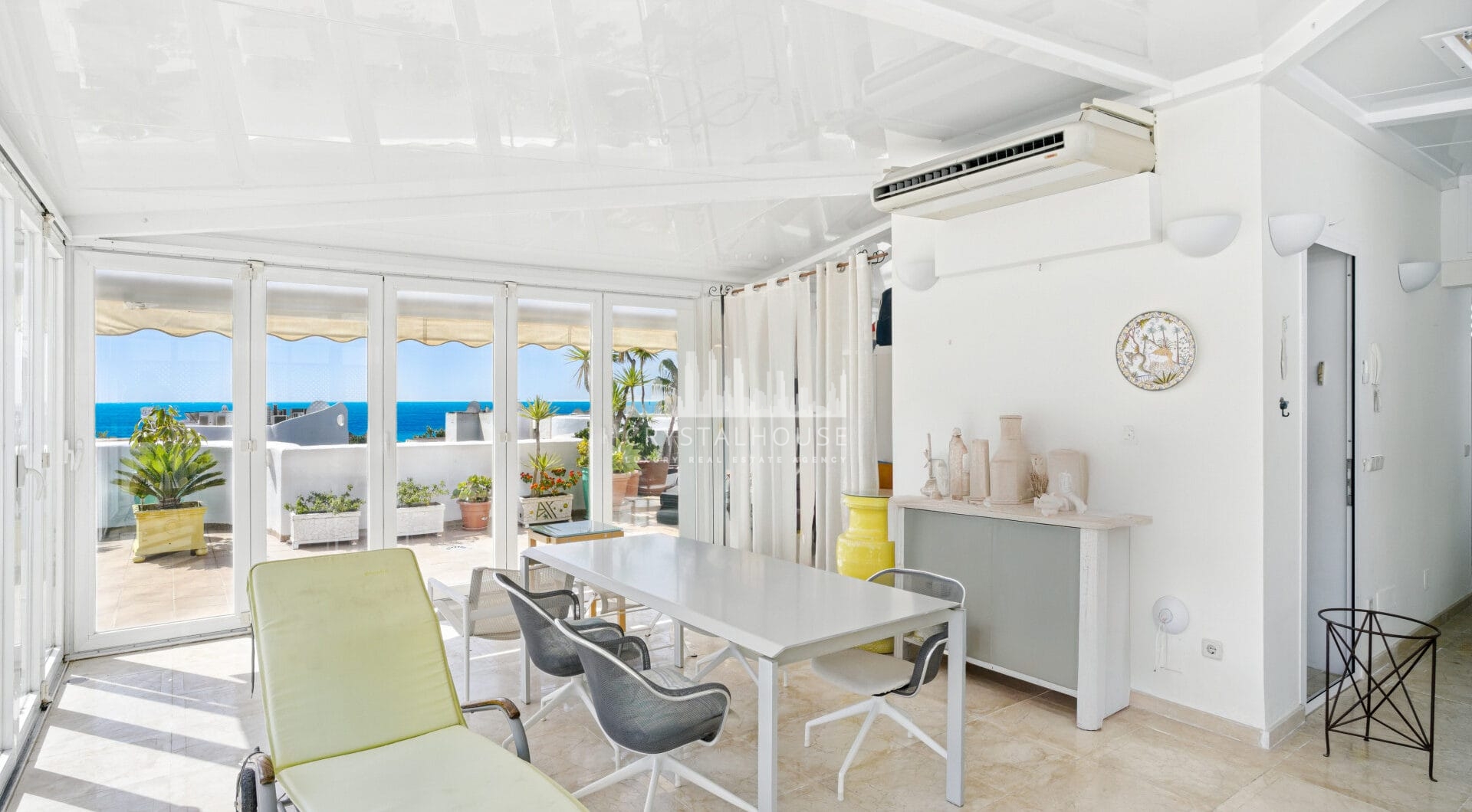 Imponujące trzy sypialnie, na południe do dwupoziomowego penthouse w dobrze znanej i strzeżonej społeczności Marbella Real