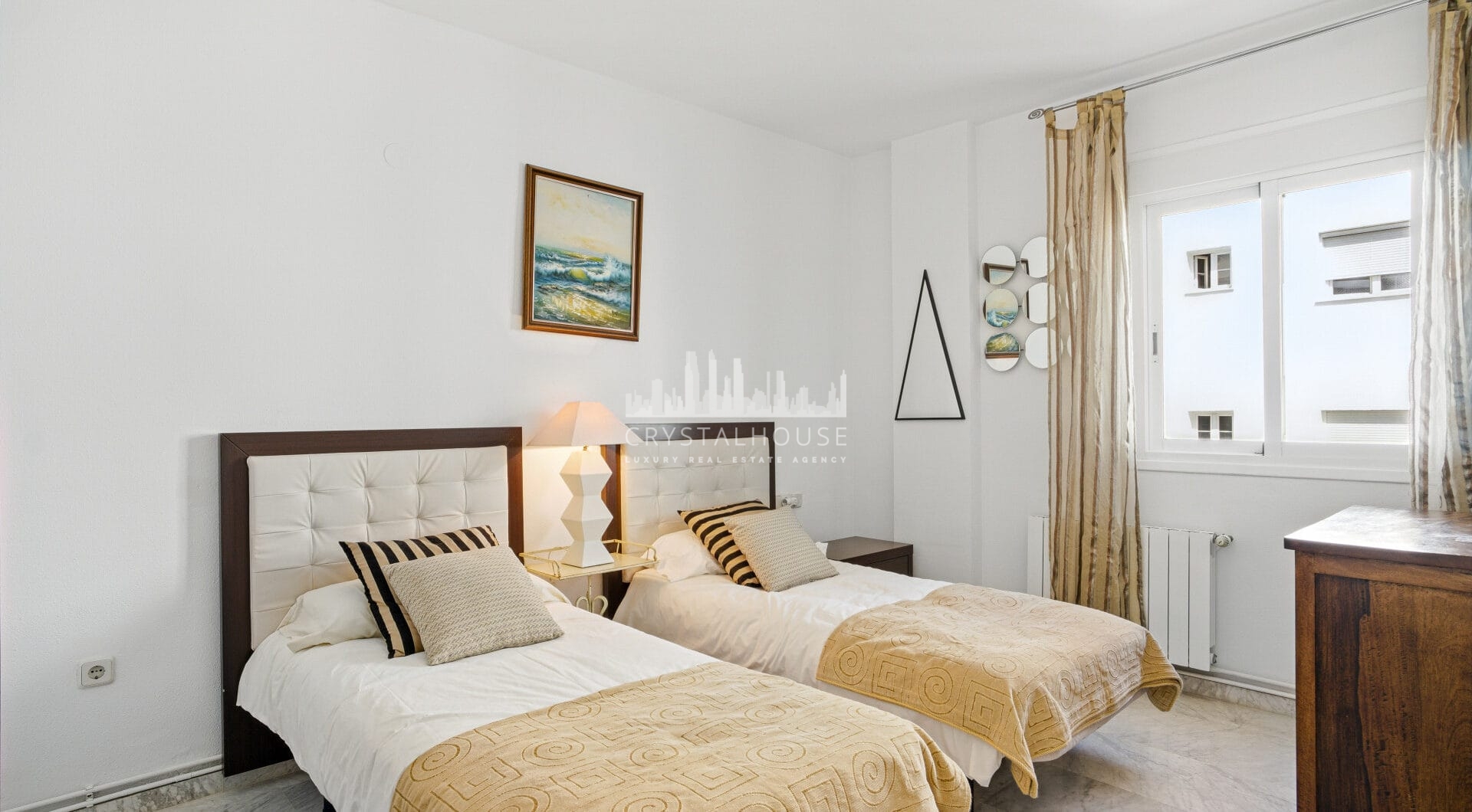 Imponujące trzy sypialnie, na południe do dwupoziomowego penthouse w dobrze znanej i strzeżonej społeczności Marbella Real