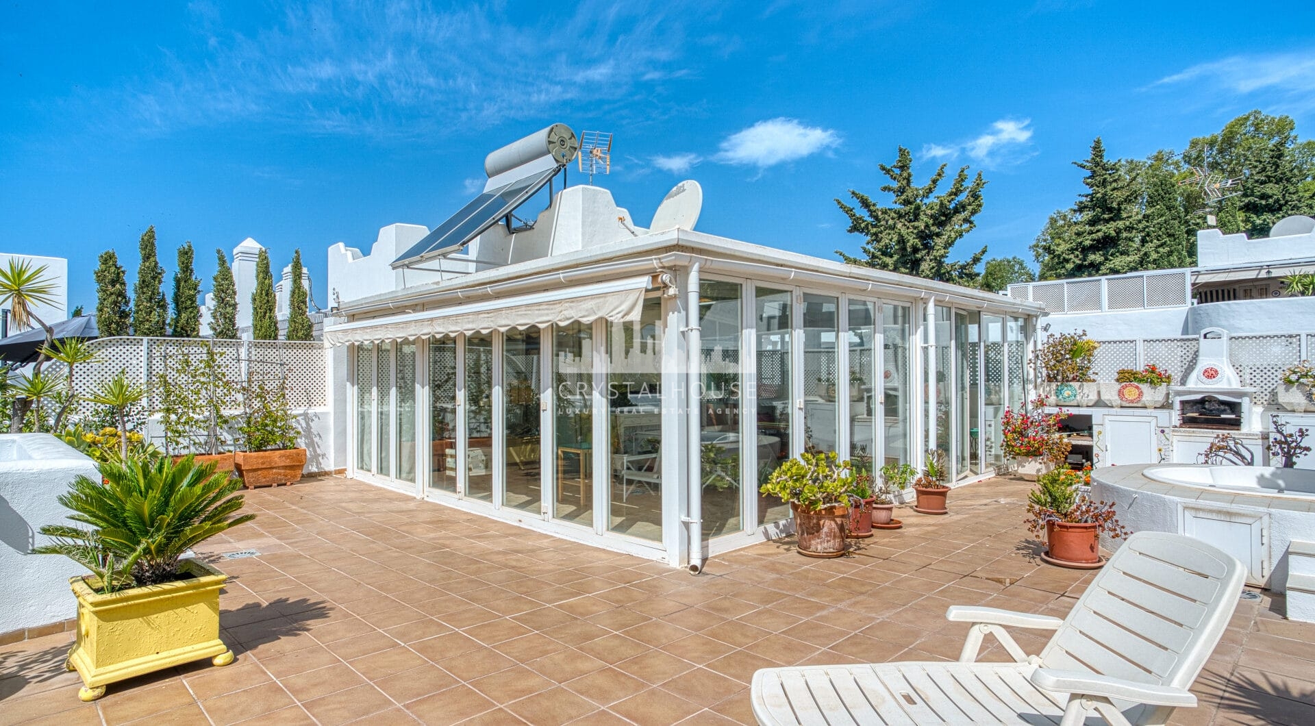 Imponujące trzy sypialnie, na południe do dwupoziomowego penthouse w dobrze znanej i strzeżonej społeczności Marbella Real