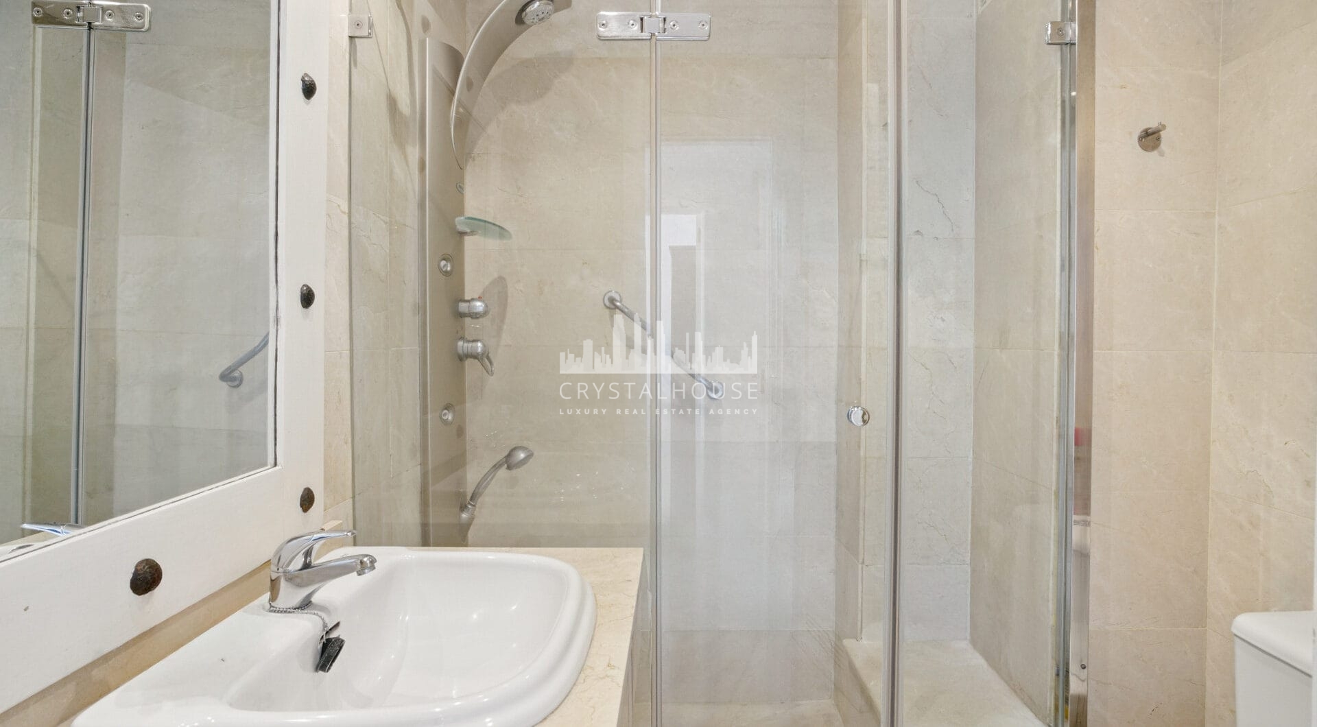 Imponujące trzy sypialnie, na południe do dwupoziomowego penthouse w dobrze znanej i strzeżonej społeczności Marbella Real