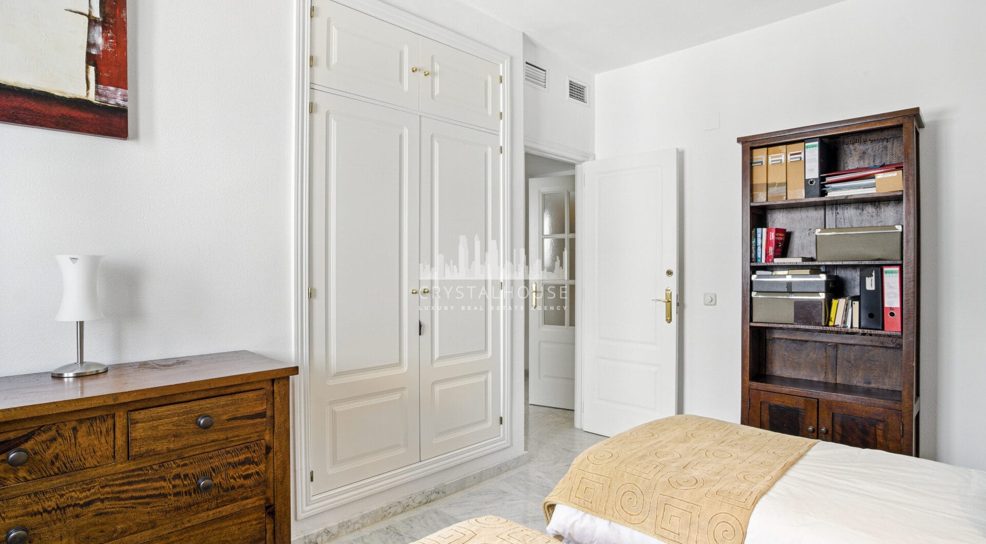 Imponujące trzy sypialnie, na południe do dwupoziomowego penthouse w dobrze znanej i strzeżonej społeczności Marbella Real