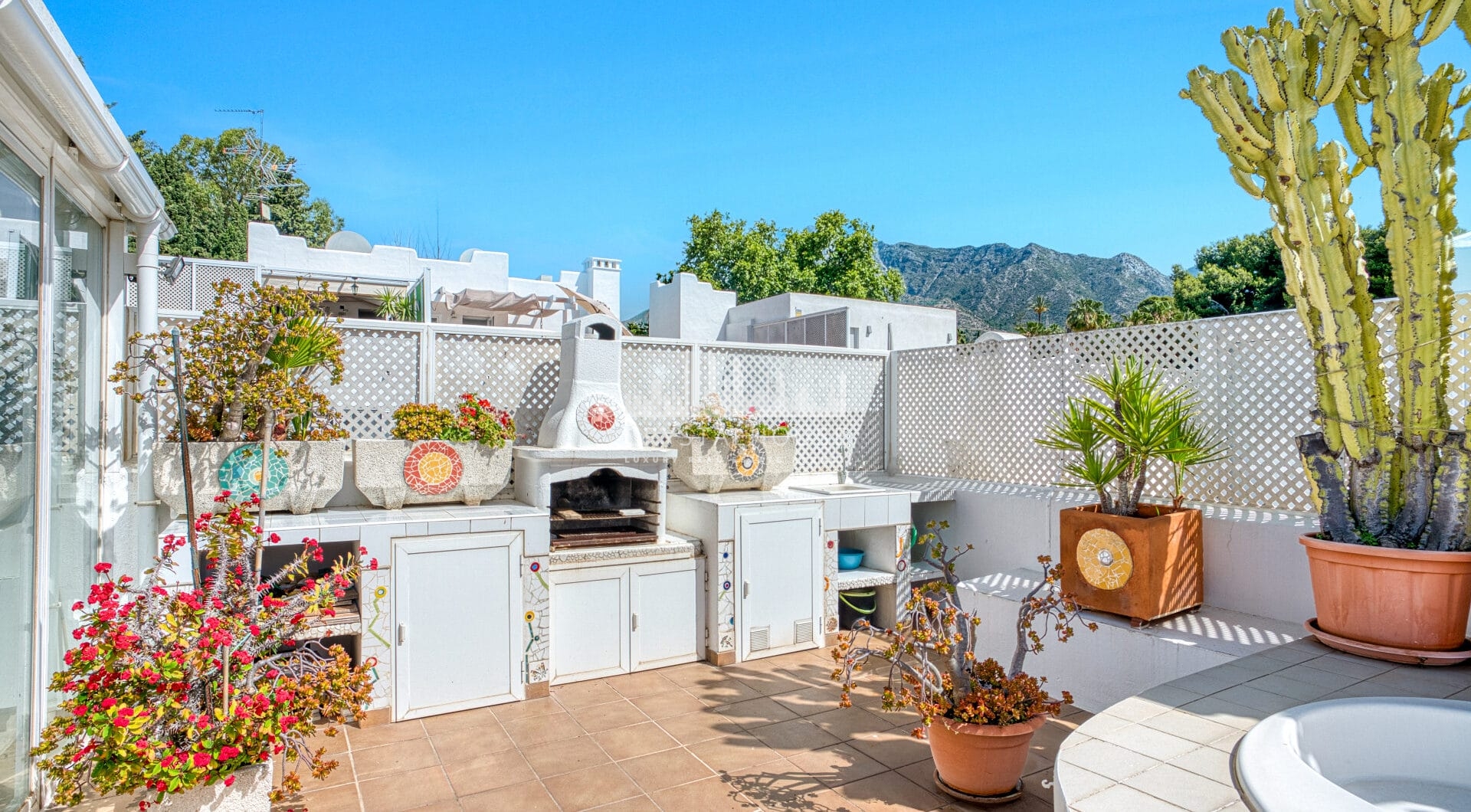 Imponujące trzy sypialnie, na południe do dwupoziomowego penthouse w dobrze znanej i strzeżonej społeczności Marbella Real