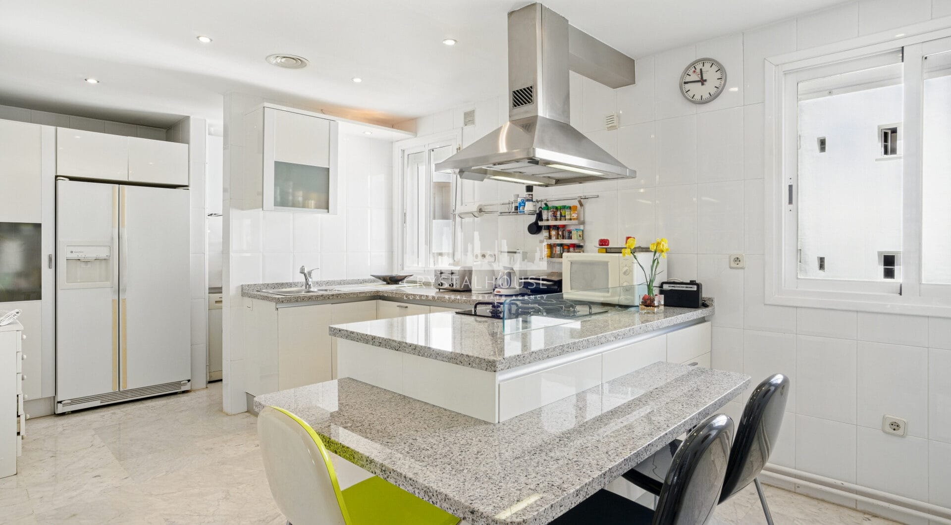 Imponujące trzy sypialnie, na południe do dwupoziomowego penthouse w dobrze znanej i strzeżonej społeczności Marbella Real