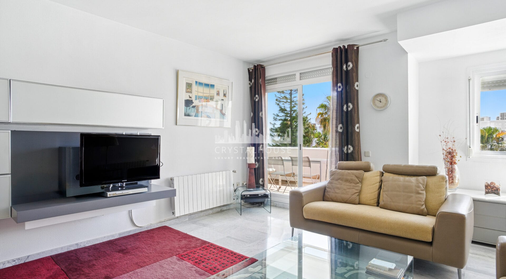 Imponujące trzy sypialnie, na południe do dwupoziomowego penthouse w dobrze znanej i strzeżonej społeczności Marbella Real