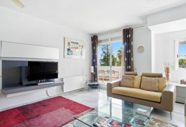Imponujące trzy sypialnie, na południe do dwupoziomowego penthouse w dobrze znanej i strzeżonej społeczności Marbella Real