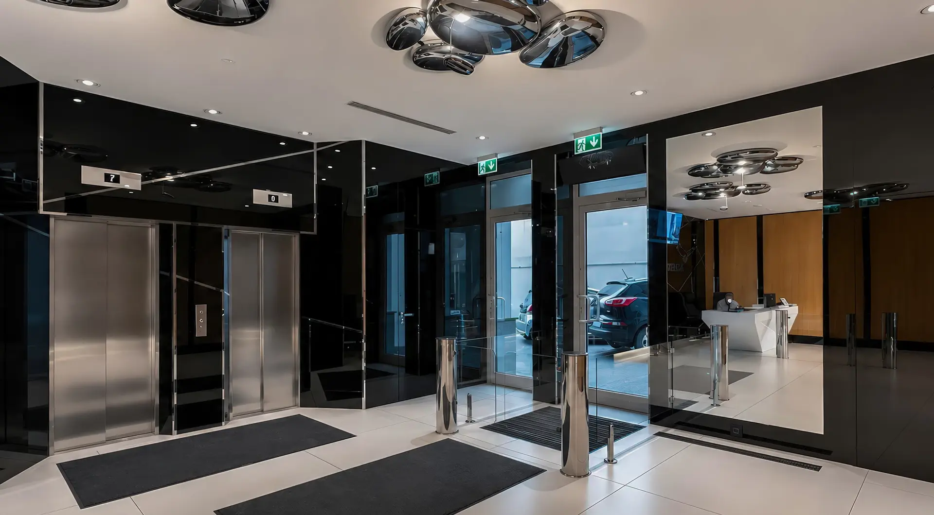Biuro Krucza wynajem, eleganckie lobby z windami i recepcją w centrum biurowym w Warszawie