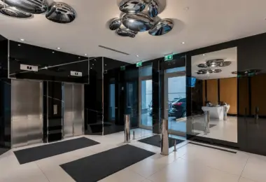 Biuro Krucza wynajem, eleganckie lobby z windami i recepcją w centrum biurowym w Warszawie