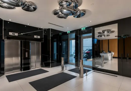 Biuro Krucza wynajem, eleganckie lobby z windami i recepcją w centrum biurowym w Warszawie