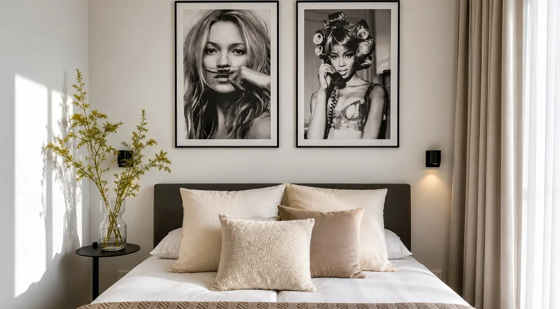Elegancki apartament Warszawa Wola – stylowa sypialnia z dużym łóżkiem, dekoracyjnymi poduszkami, nowoczesnymi grafikami oraz naturalnym światłem wpadającym przez wysokie okna.