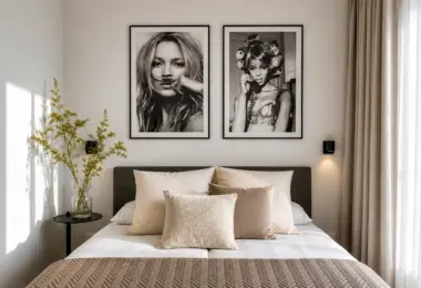 Elegancki apartament Warszawa Wola – stylowa sypialnia z dużym łóżkiem, dekoracyjnymi poduszkami, nowoczesnymi grafikami oraz naturalnym światłem wpadającym przez wysokie okna.