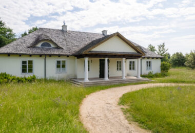 Jedyny tak wyjątkowy dwór pod Warszawą