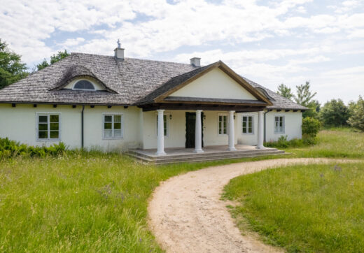 Jedyny tak wyjątkowy dwór pod Warszawą