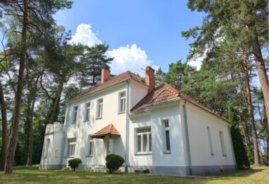 Unikatowa willa Marconiego pod Warszawą z ogrodem