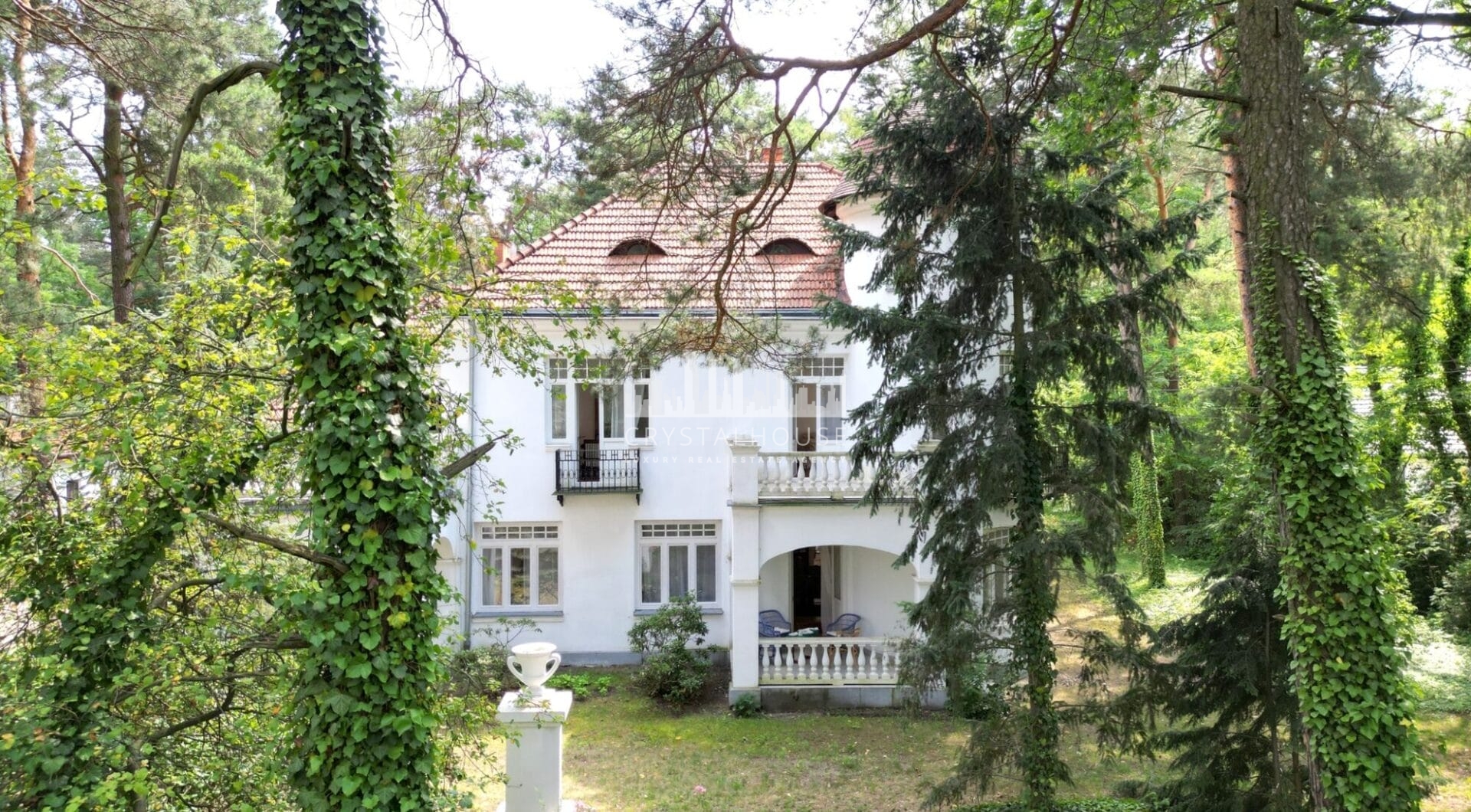 Unikatowa willa Marconiego pod Warszawą z ogrodem