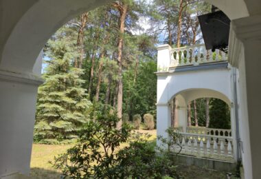 Unikatowa willa Marconiego pod Warszawą z ogrodem