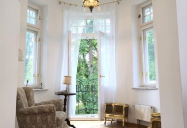 Unikatowa willa Marconiego pod Warszawą z ogrodem