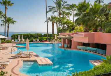 Apartament na parterze z prywatnym tarasem przy plaży Menara Beach w Esteponie