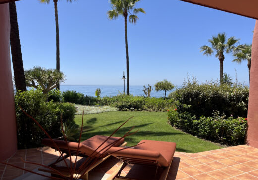 Apartament na parterze z prywatnym tarasem przy plaży Menara Beach w Esteponie