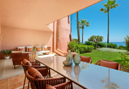 Apartament na parterze z prywatnym tarasem przy plaży Menara Beach w Esteponie