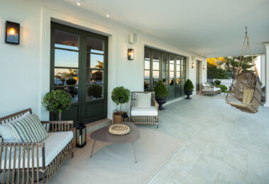 Prawdziwe arcydzieło w Sierra Blanca – 6-sypialniana willa z panoramicznym widokiem na morze, nordyckim designem i prywatną strefą wellness.