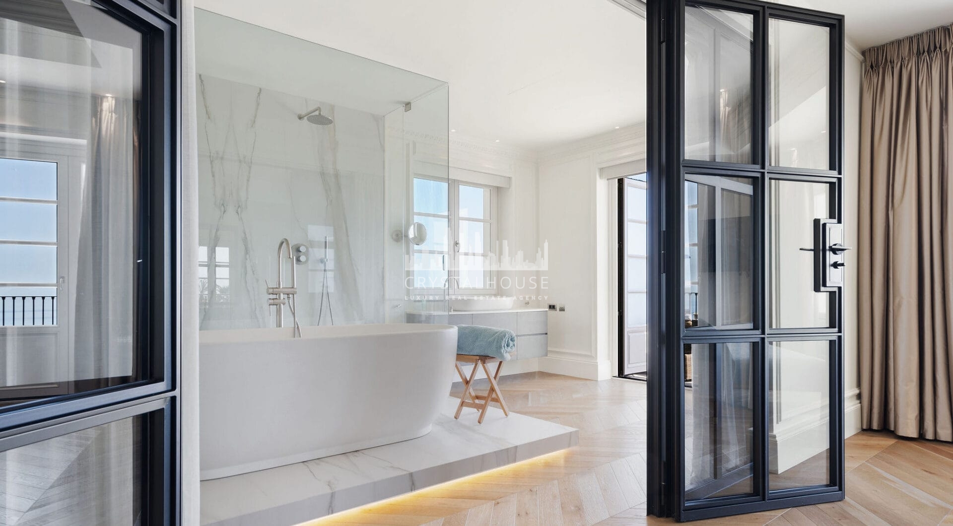 Prawdziwe arcydzieło w Sierra Blanca – 6-sypialniana willa z panoramicznym widokiem na morze, nordyckim designem i prywatną strefą wellness.