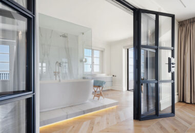 Prawdziwe arcydzieło w Sierra Blanca – 6-sypialniana willa z panoramicznym widokiem na morze, nordyckim designem i prywatną strefą wellness.