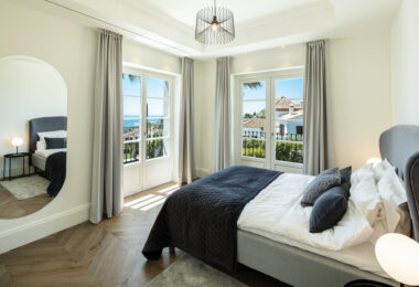 Prawdziwe arcydzieło w Sierra Blanca – 6-sypialniana willa z panoramicznym widokiem na morze, nordyckim designem i prywatną strefą wellness.