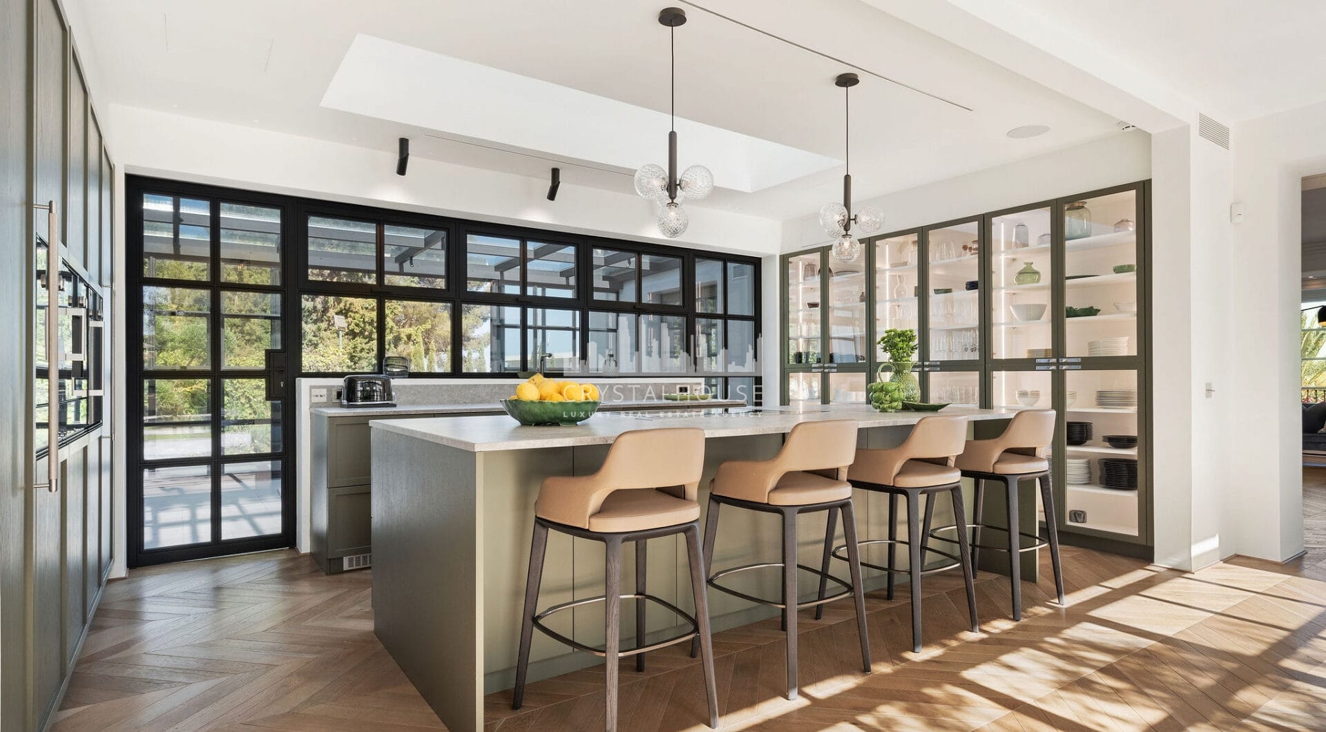 Prawdziwe arcydzieło w Sierra Blanca – 6-sypialniana willa z panoramicznym widokiem na morze, nordyckim designem i prywatną strefą wellness.